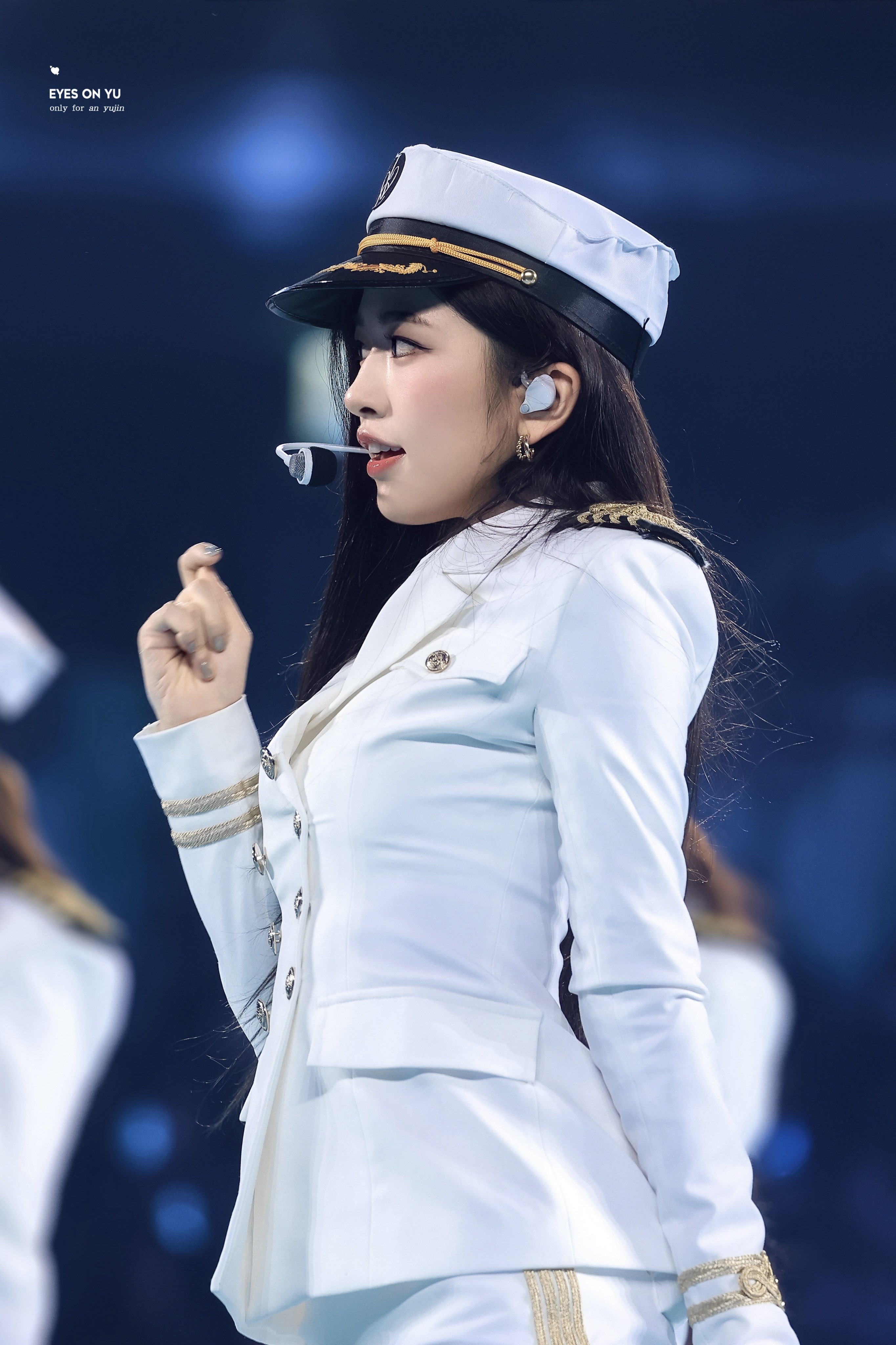 아이브 안유진 wearing PB107E